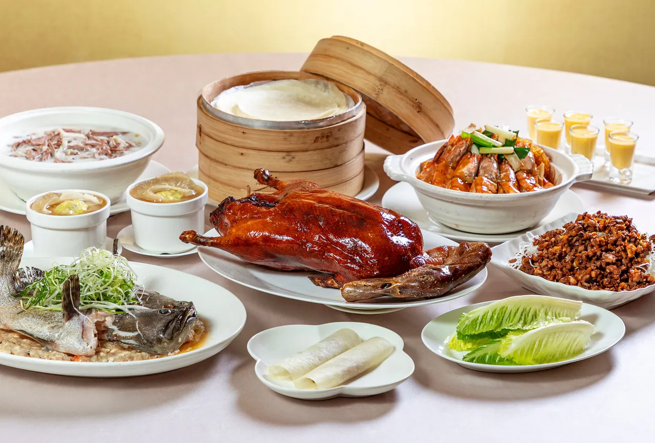 桃花林片皮鸭六人合菜。业者提供