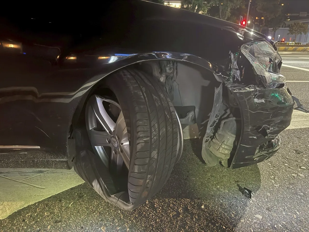 邱男所駕駛黑色賓士車肇事後又車頭燈與車輪嚴重受損,陶藝不遠即被警方追上逮捕,身上搜出托咪酯煙彈2顆。翻攝畫面