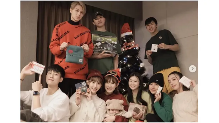 前排左一、二为范姜彦丰与粿粿,后方穿著红衣的王子手持绿帽,位置刚好在范姜头上。翻摄自粿粿IG