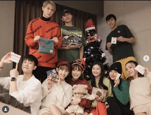 3年前照片神預言！王子拿著「綠帽」剛好在范姜彥豐頭頂上