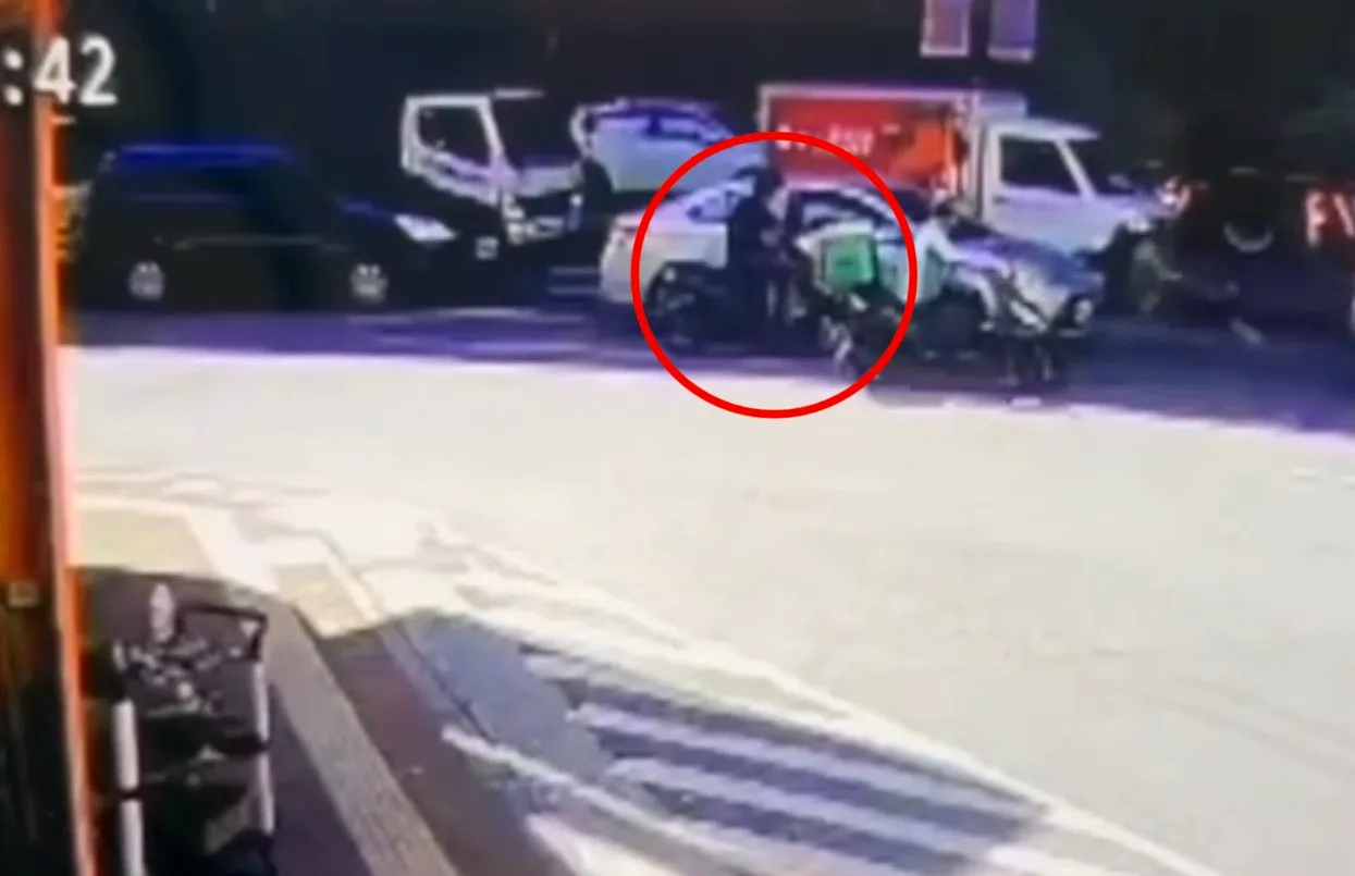 林姓機車騎士與汽車駕駛理論,竟朝汽車內丟擲鞭炮,隨即騎車逃離現場。翻攝畫面