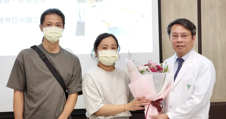 換腎媽林女士(中)特別獻花給佳里奇美院長田宇峯，感謝當年團隊完成腎臟移植手術並提供後續專業追蹤照護。奇美醫院提供