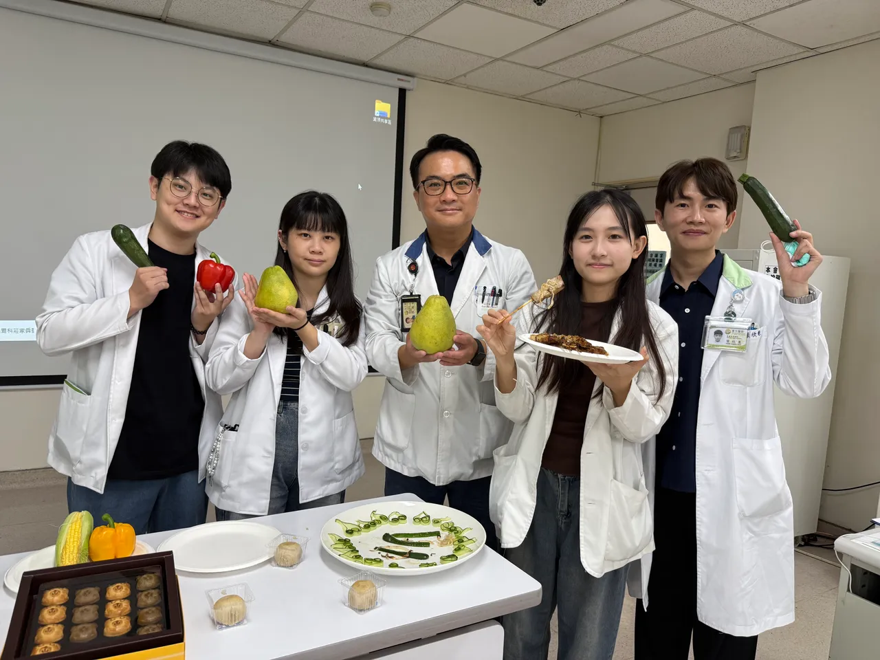 营养师叶欣宪(右ㄧ)建议烤肉要搭配蔬菜均衡饮食,陈德钲药师(中)提醒慢性病友吃柚子可能引发药物副作用。台中医院提供