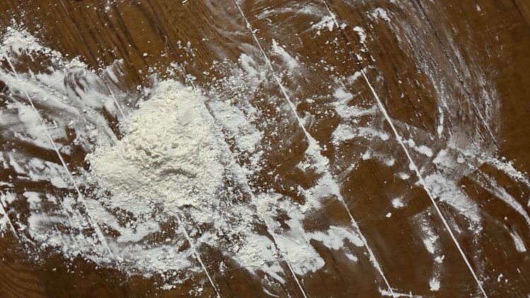 橄欖油灑到地板怎麼辦？　他實踐「網路教學」變災難