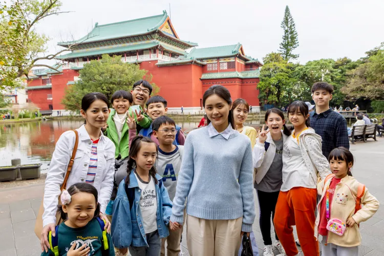 陳宛晴(方琦 飾).陳姵君(陳垣希 飾).黃至毅(李國強 飾)帶著大家到植物園戶外教學。民視提供
