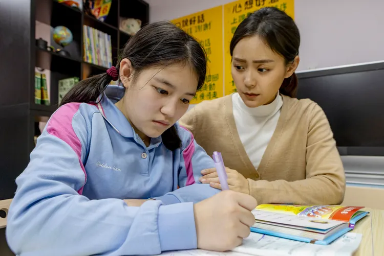 方琦飾演負責輔導律綺的老師。民視提供 