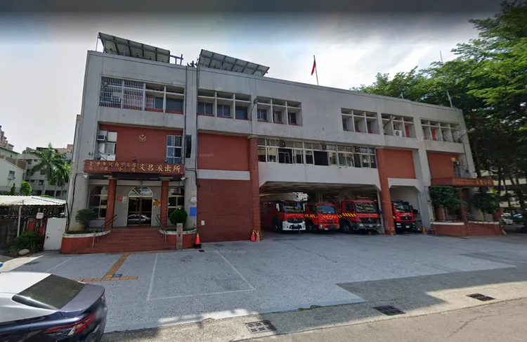 8月大男婴疑癫痫发作无呼吸心跳,由父亲抱著向文昌消防分队求助,但男婴送医仍不治。翻摄Google街景