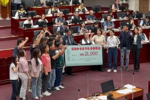 北市拚普發2.1萬元!民進黨團送「巨型支票」 喊話蔣萬安:收下就要發