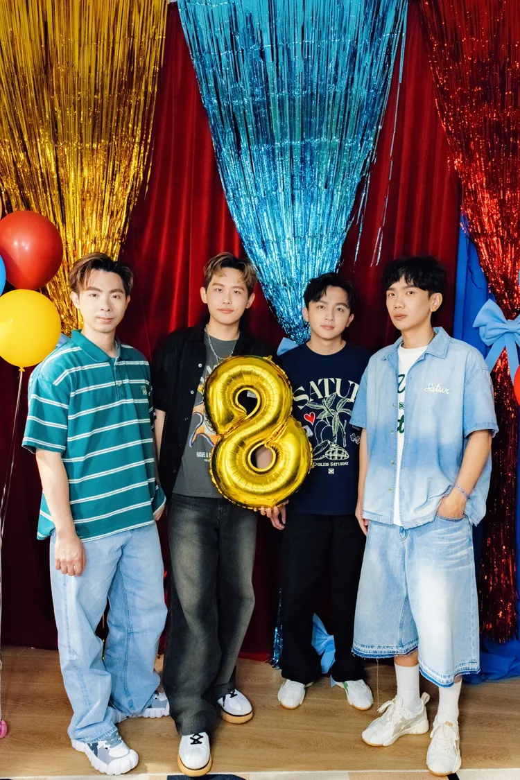 理想混蛋開心慶祝出道8周年。何樂音樂提供