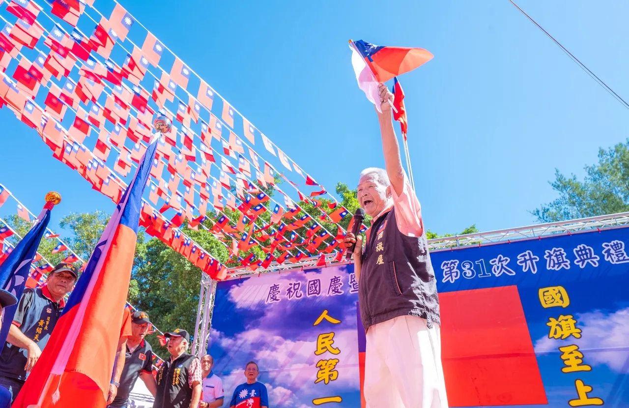 国旗屋升旗主办人张老旺。桃园市府提供