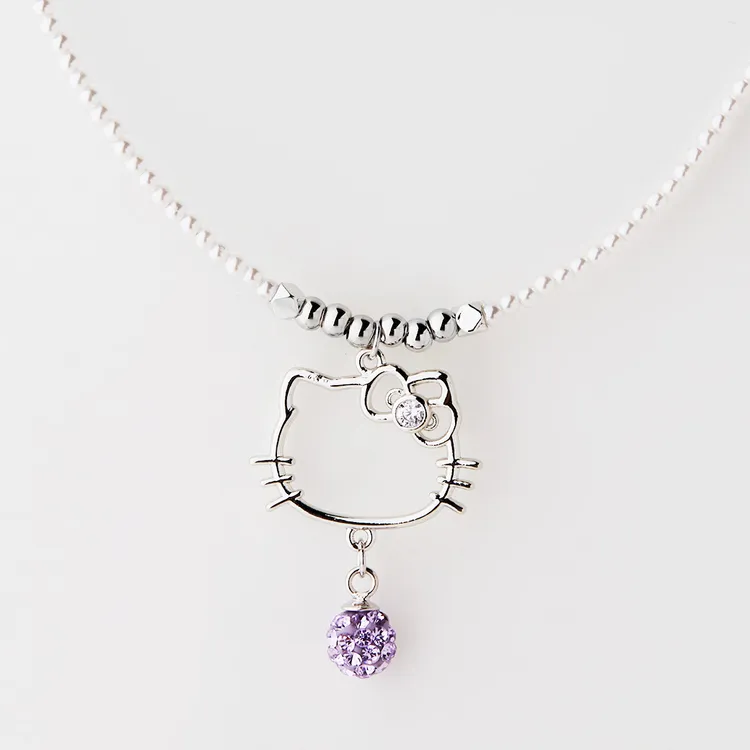 Kitt招牌蝴蝶結則鑲嵌璀璨晶鑽，下方則再垂掛繽紛鑽球吊墜。品牌提供