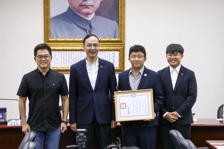 國民黨秘書長黃健庭（左起）、國民黨主席朱立倫、新任青年團總團長郭又睿、青年團總團長黃騰憲。國民黨提供