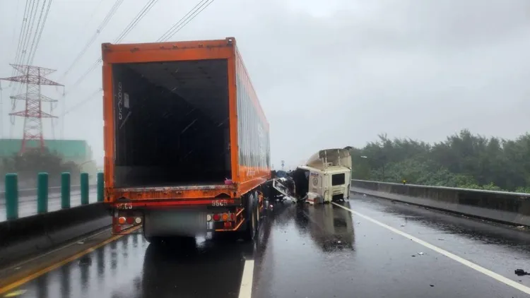 大貨車自撞車禍。翻攝畫面