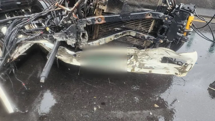 車頭嚴重毀損。翻攝畫面