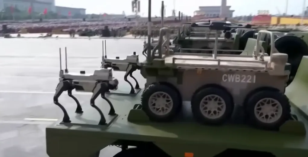 中国九三北京阅兵展示的机器狼。翻摄CCTV