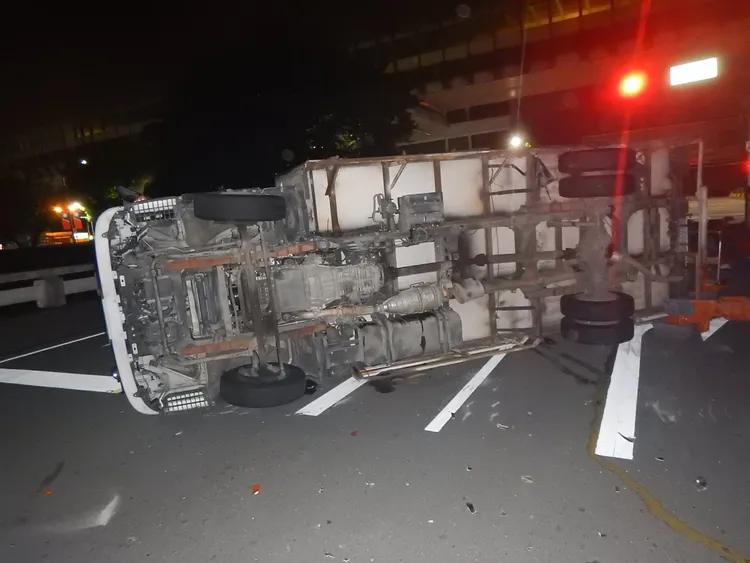 自小客駕駛酒駕碰撞小貨車，造成4人受傷。翻攝畫面