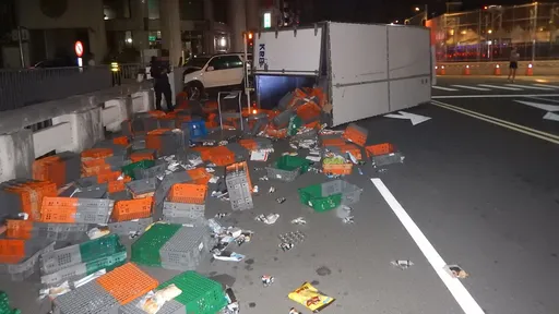 酒駕男撞翻貨車4人受傷!貨掉滿地 中警依公共危險究辦