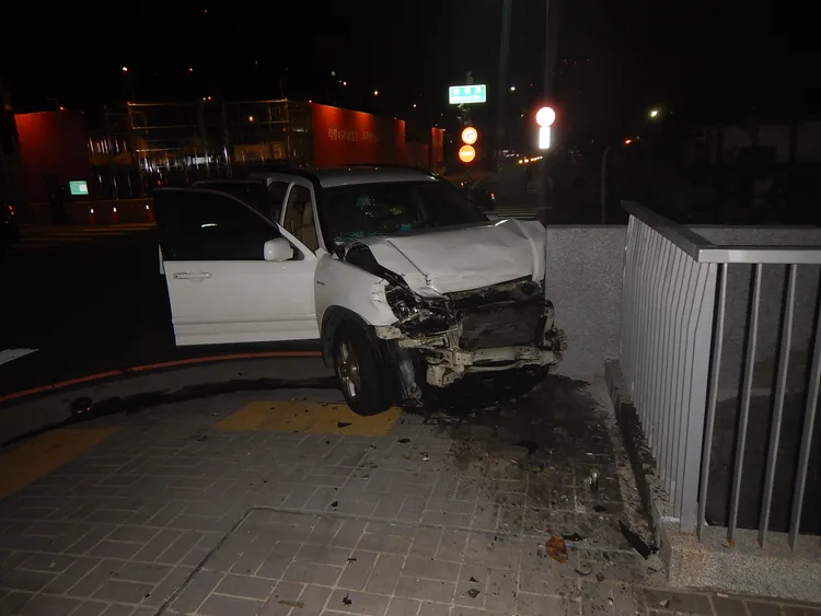 自小客駕駛酒駕碰撞小貨車，造成4人受傷。翻攝畫面