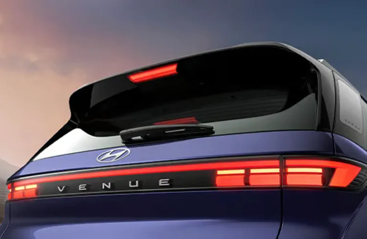 車尾換上橫貫式LED尾燈組與重新雕塑的尾門造型，使整體視覺更有厚實穩重的氣勢。原廠照片