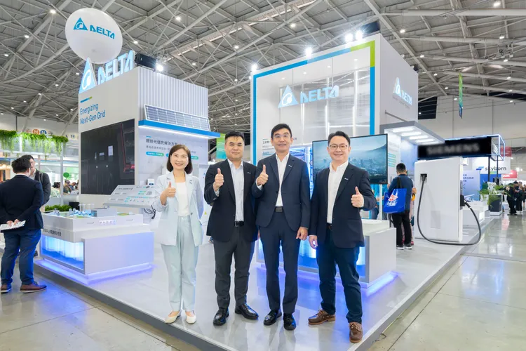 (左至右) 台达参展Energy Taiwan 2025,电力暨能源解决方案事业群行销处长李雅蓉、智慧能源解决方案事业部副总经理陈治闵、电力暨能源解决方案事业群副总裁暨总经理李延庭与氢能源应用新事业发展部全球行销业务总监赖俊吉于展位合影。台达电提供