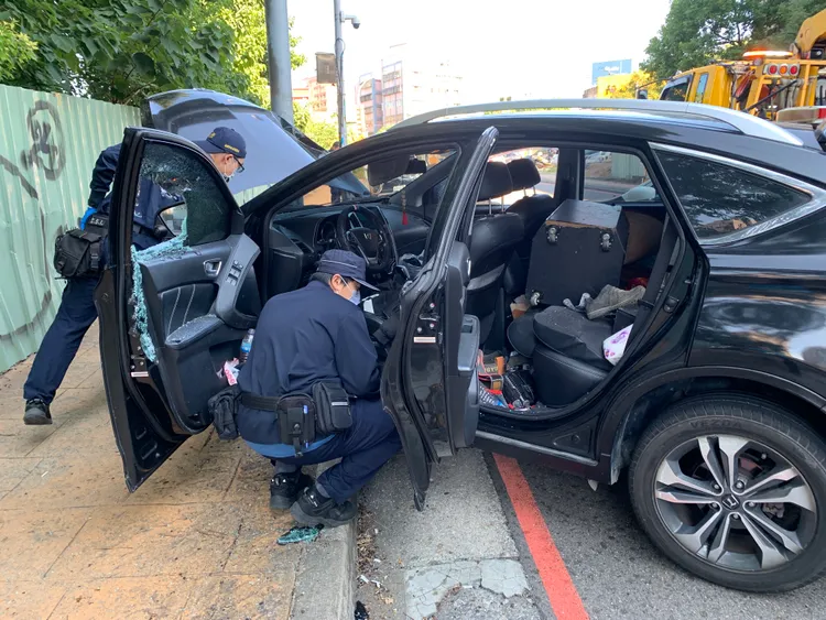 警員搜索車輛。龜山警分局提供