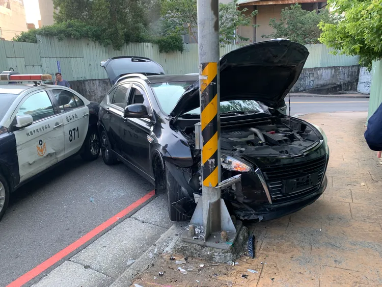 休旅車失控撞電桿。龜山警分局提供