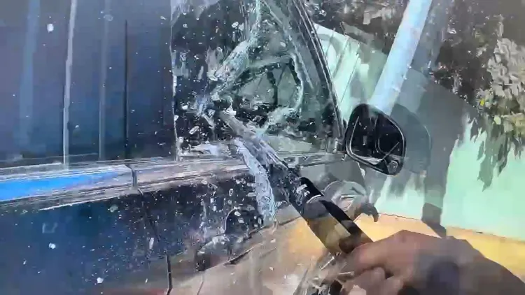 警員破窗。龜山警分局提供