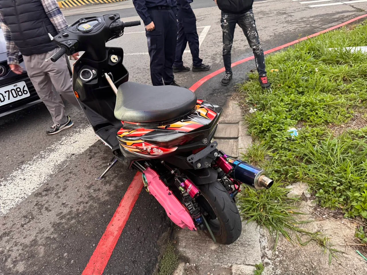 警方取缔改装、噪音车。翻摄画面
