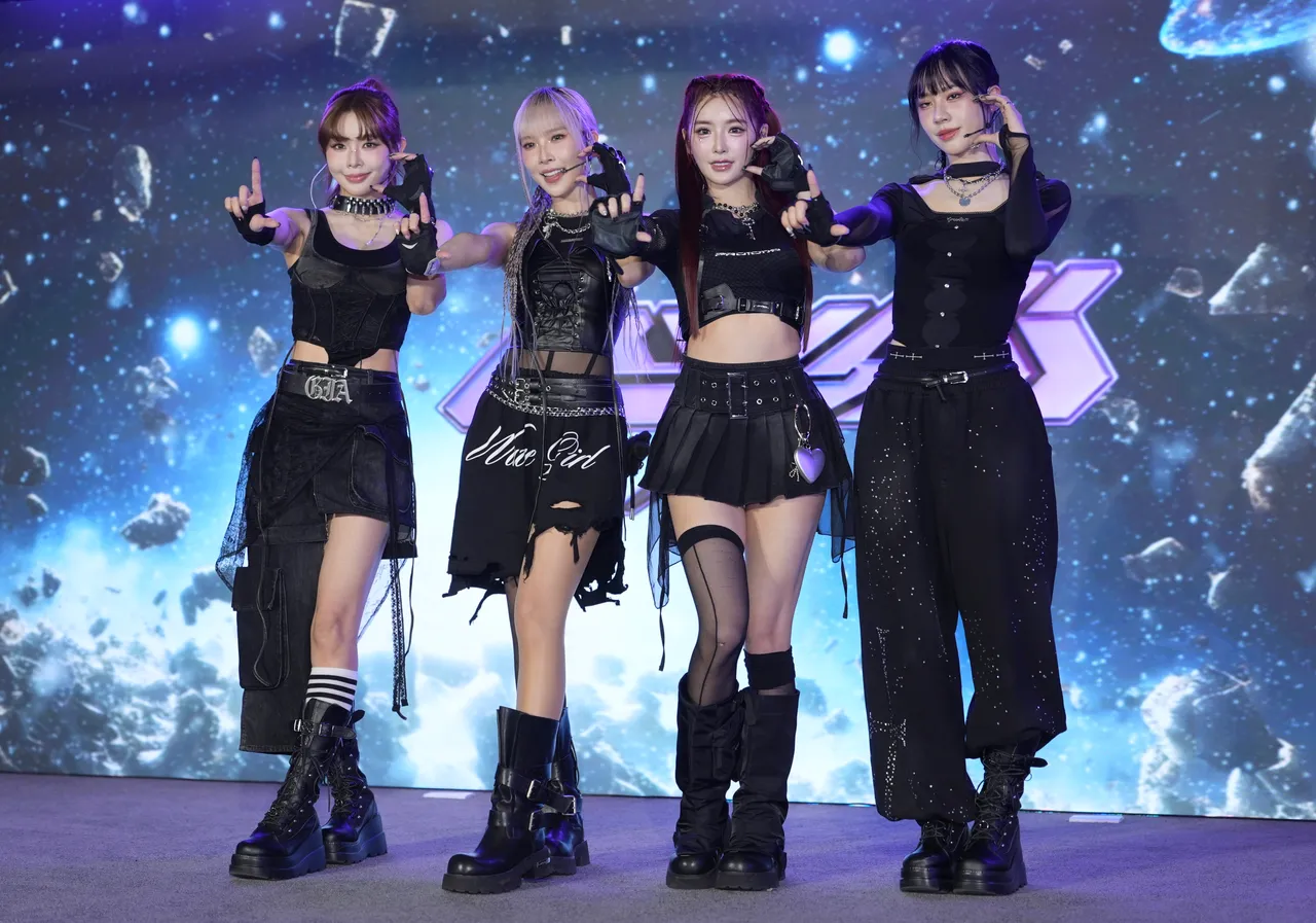 女团「LUVSSI」个个外型亮眼。彭欣伟摄