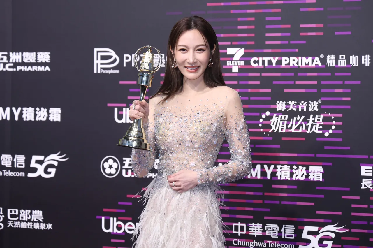 曾莞婷临时加码的羽毛装成为夺奖幸运战袍。摄影中心摄