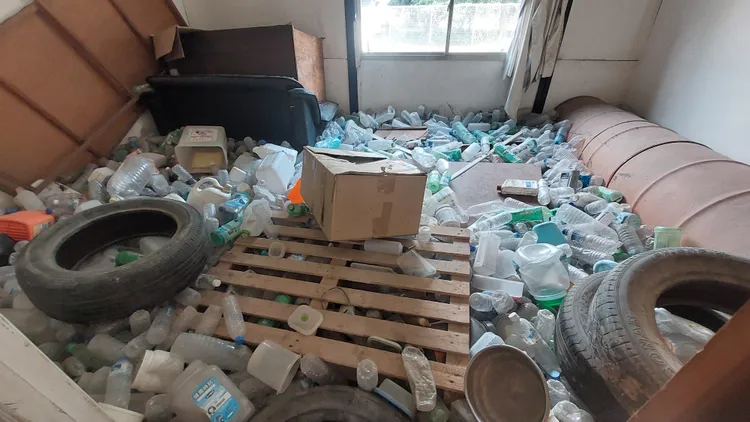 高雄市搜救犬馴養中心訓練空間，模擬各式倒塌現場，以進行人命搜救。凃建豐攝