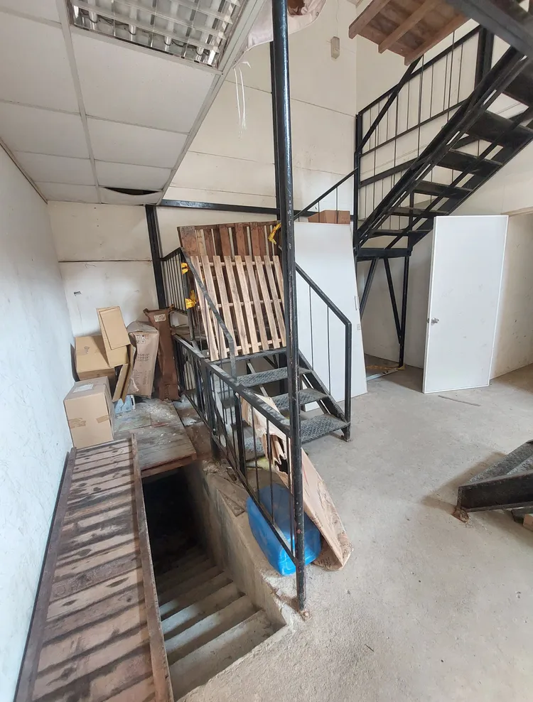 搜救犬必須習慣房屋室內上下樓搜尋待救者。凃建豐攝