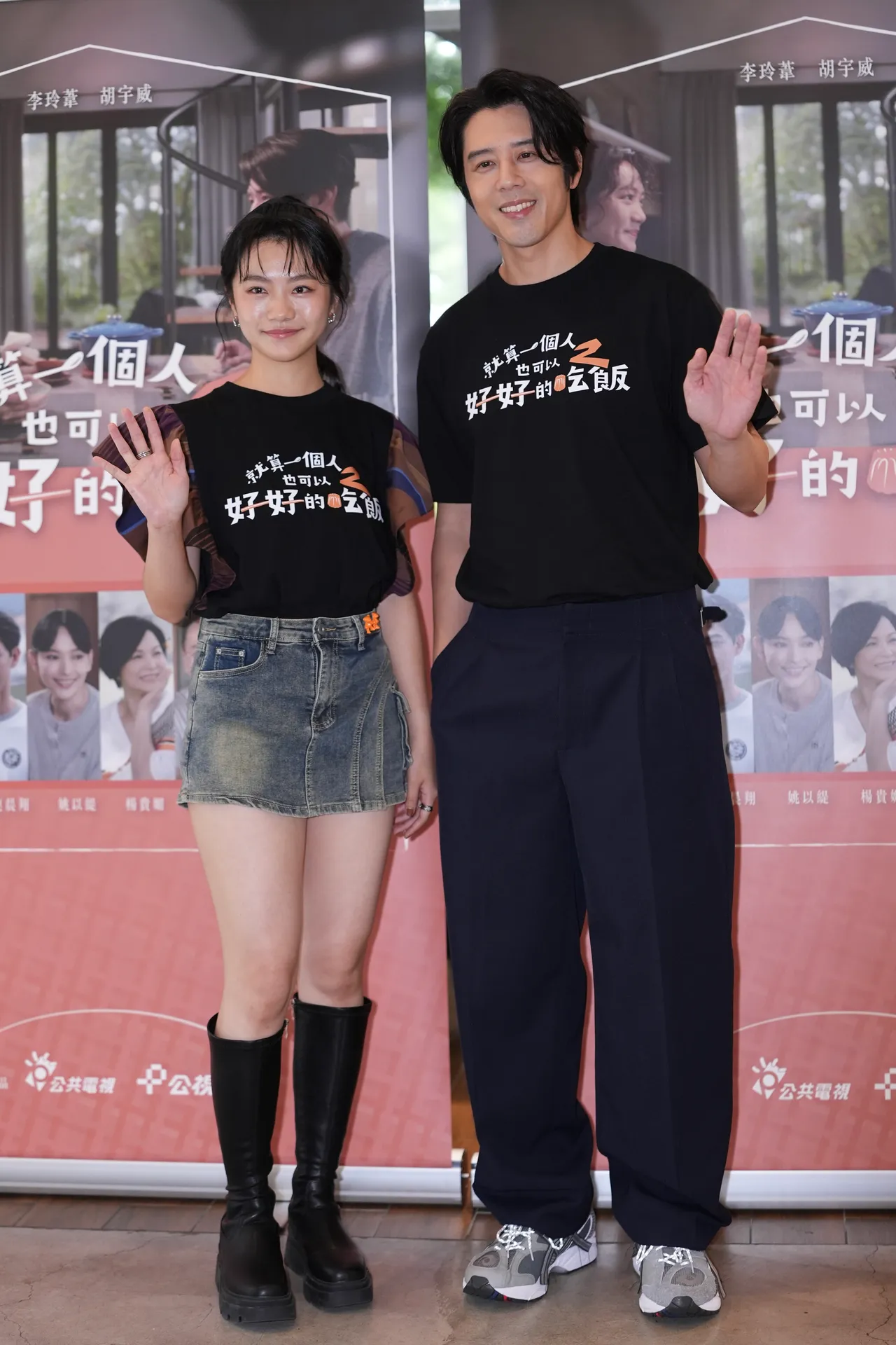 李玲苇(左)拍摄时也热到中暑,右为胡宇威。彭欣伟摄