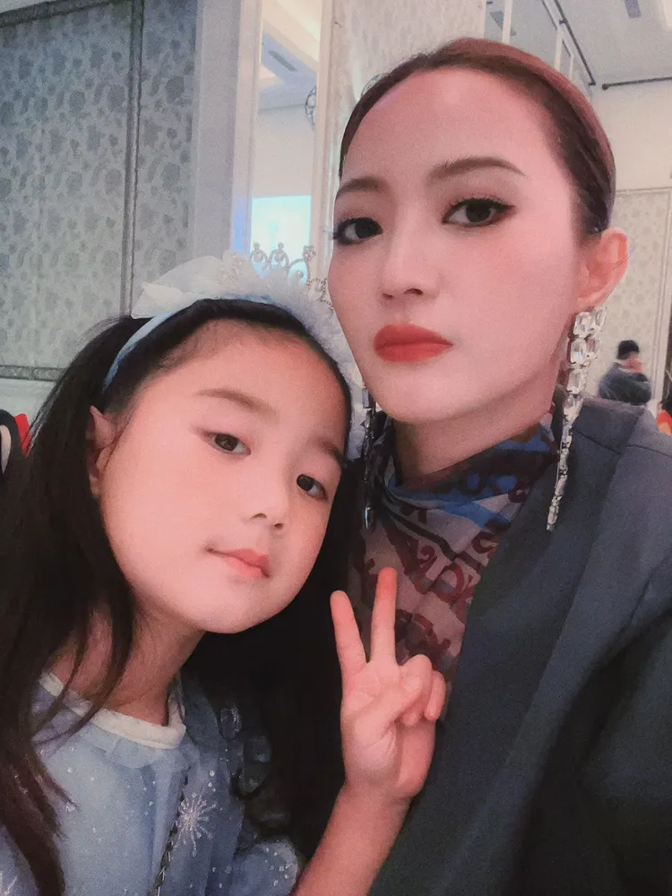 黃美珍（右）與女兒小星母女互動成亮點。勝星娛樂提供