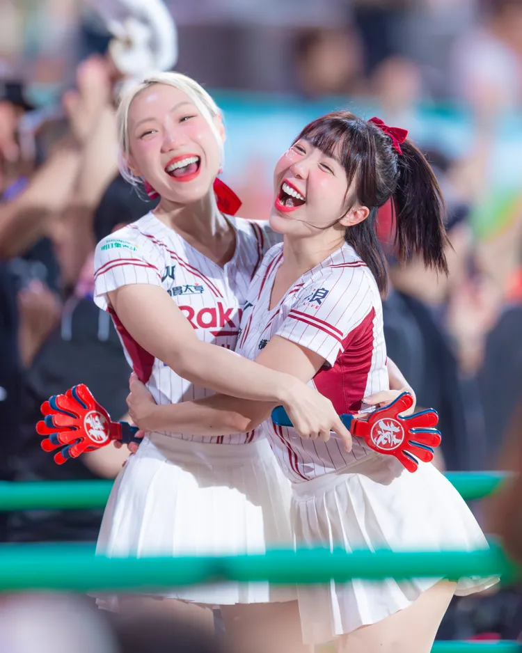 卉妮和Mika看贏球好興奮。樂天桃猿提供