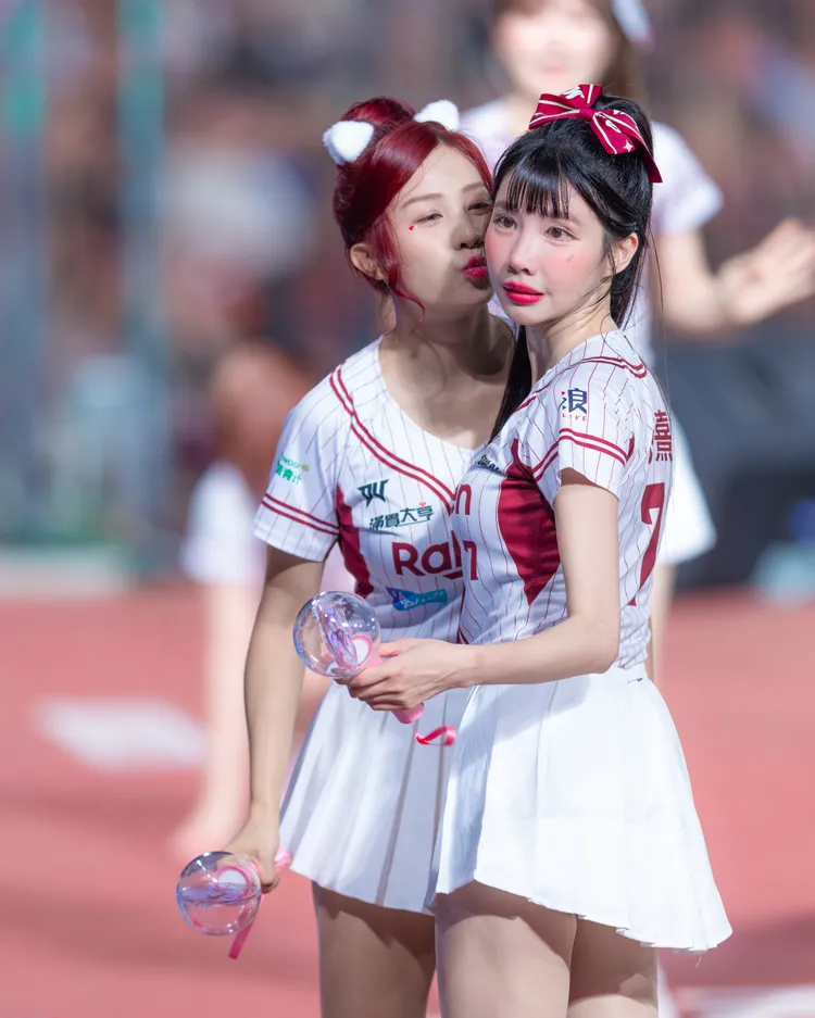 小紫親吻筠熹。樂天桃猿提供