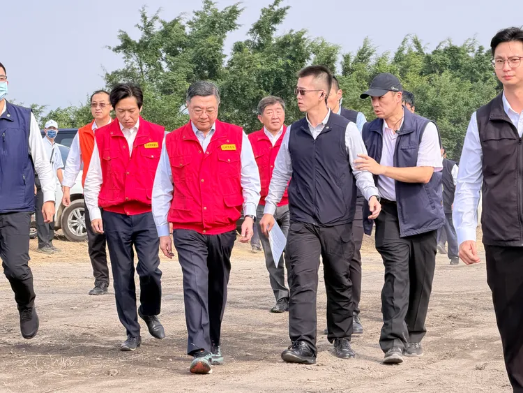 行政院長卓榮泰下午視察台中文山掩埋場。民眾提供