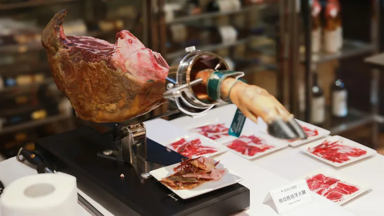 慕舍酒店迎來品牌五週年，現場搭配多款佳釀，彷若嘉年華般的歡樂氛圍。業者提供