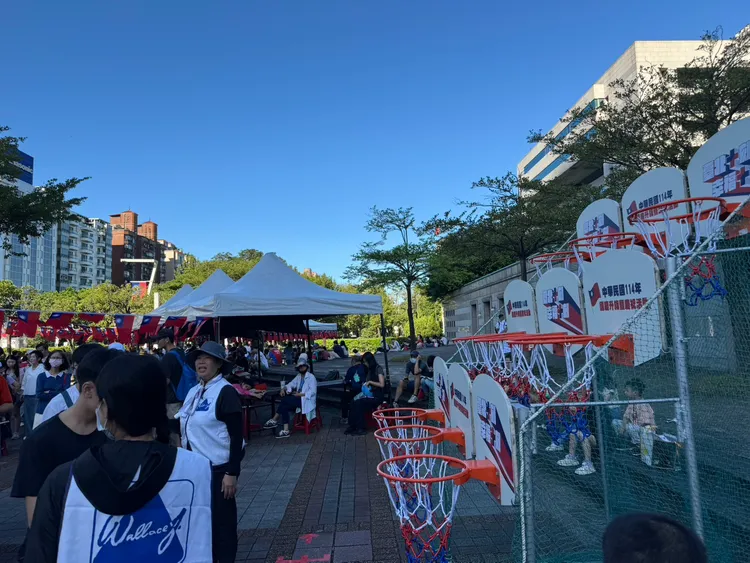 現場設有許多親子互動區。張綵茜攝