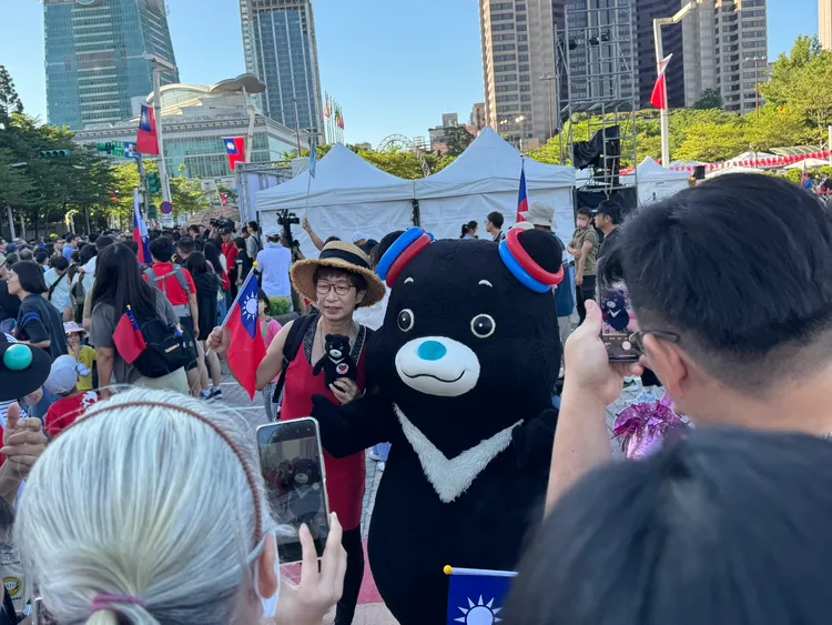 熊讚穿上國慶限定造型，現身北市府廣場萌翻全場。張綵茜攝