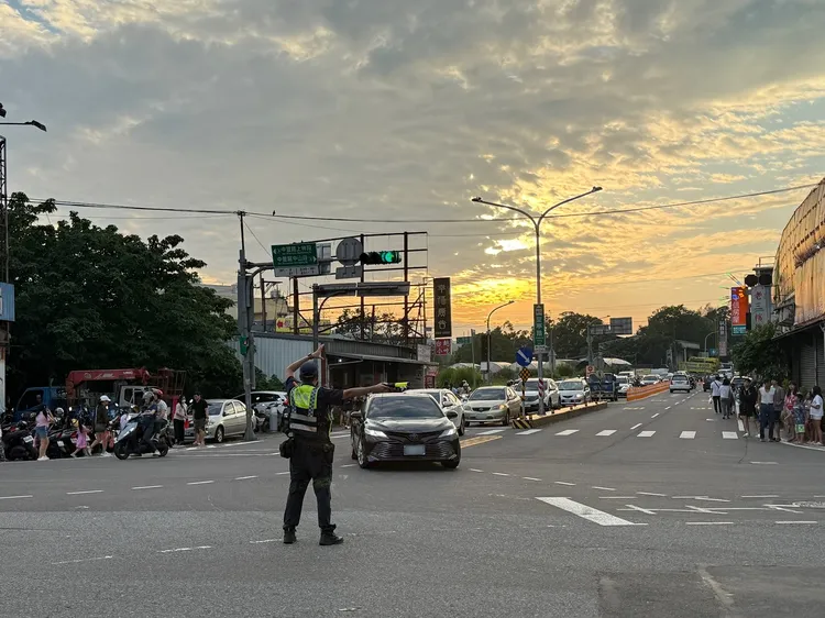 因應「大龍門廊帶」將湧入大量車潮，龍潭警加強交通疏導。龍潭警分局提供