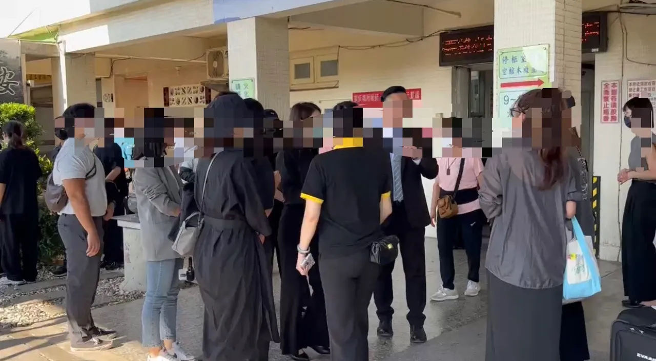 长荣空服员14日告别式,亲友及同事送她最后一程,场面哀戚。读者提供