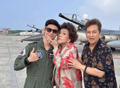 周游参观IDF战机强吻小鲜肉 老公李朝永来不及阻止