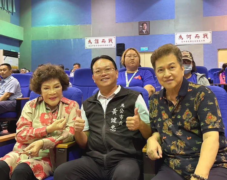 阿姑（左起）、黃健忠市長、李朝永。李朝永提供