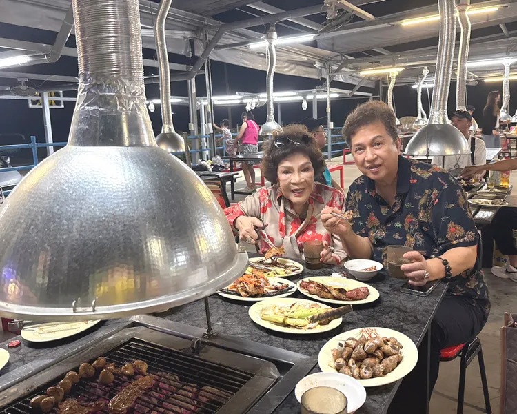 阿姑和李朝永去澎湖吃烤肉。李朝永提供