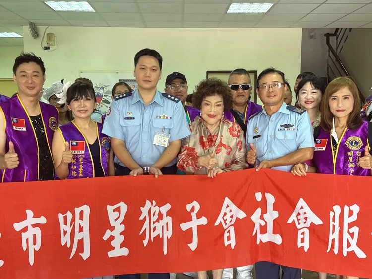 阿姑帶著明星獅子會到澎湖做公益，與部隊長合影。李朝永提供