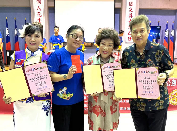 阿姑和李朝永致贈社服加菜金。李朝永提供