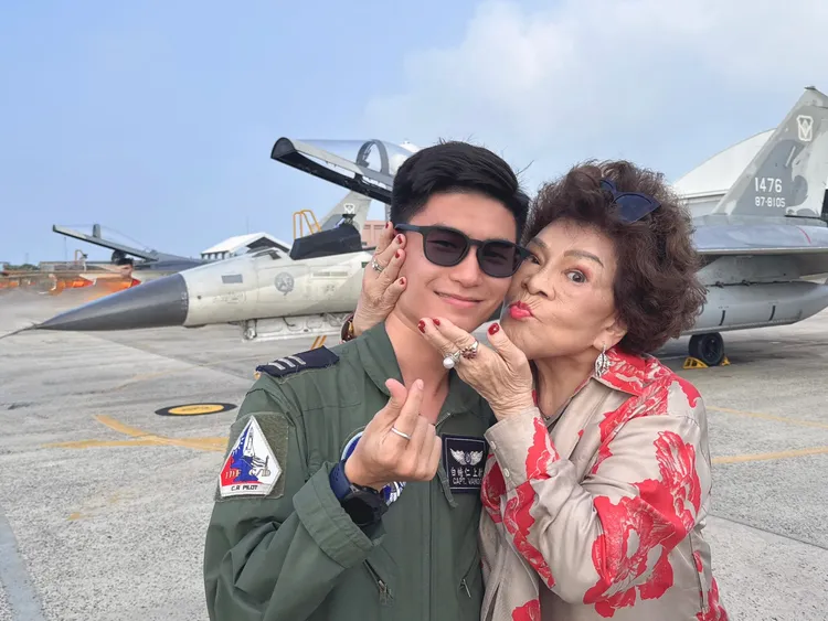 阿姑參觀IDF戰機忍不住索吻小鮮肉。李朝永提供