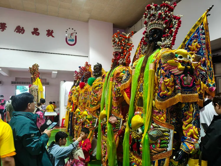 活動現場展出數十尊神將與珍貴文物，讓民眾近距離欣賞精緻工藝。公所提供