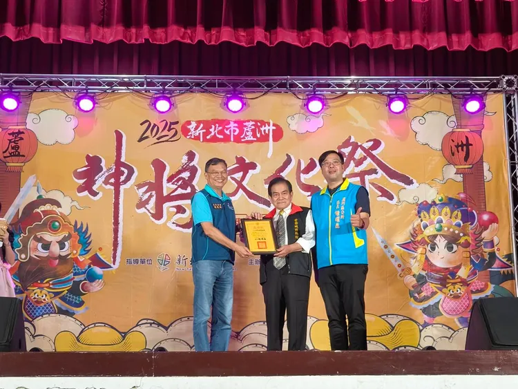 蘆洲區長鍾耀磊(右一)期盼藉由活動推廣在地文化，傳承神將信仰，並打造蘆洲成為具文化底蘊與活力的城市。公所提供